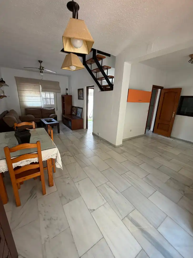 Sala d'estar de Casa adosada en venda en Mairena del Aljarafe amb Piscina comunitària