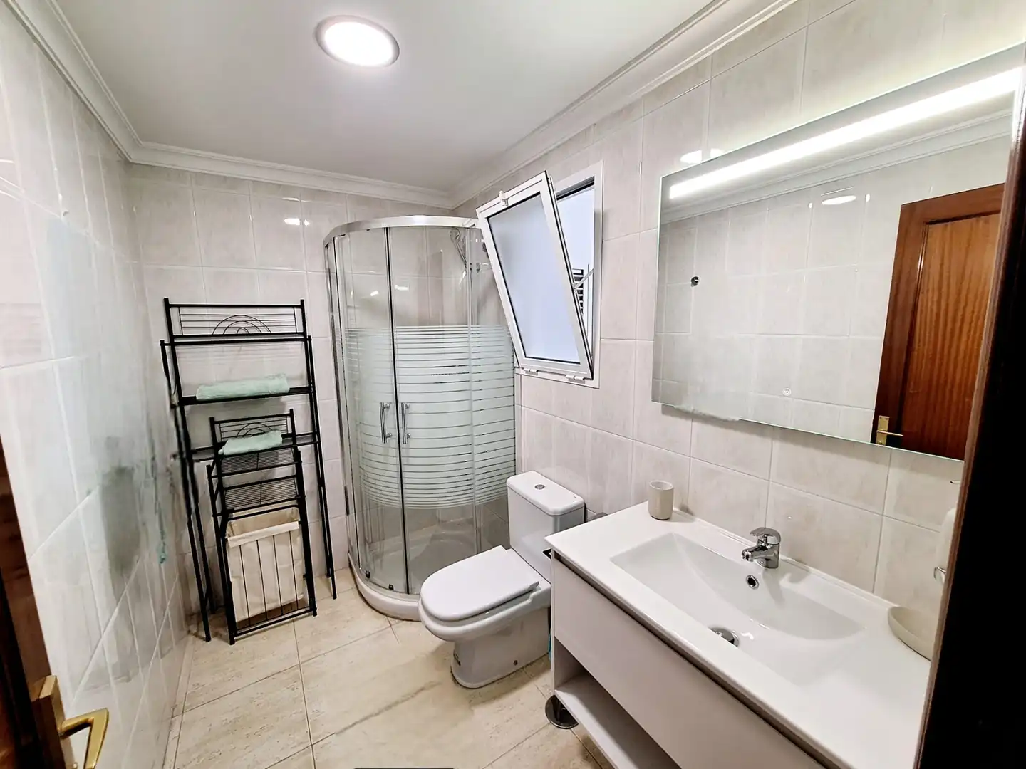 Badezimmer von Wohnungen zur Miete in Las Palmas de Gran Canaria mit Möbliert, Waschmaschine und Mikrowelle