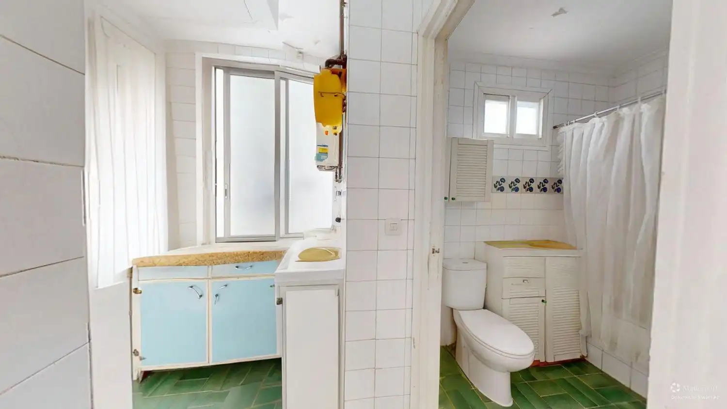Bathroom of Flat for sale in Sevilla  with Air Conditioner, Terrace and Storage room