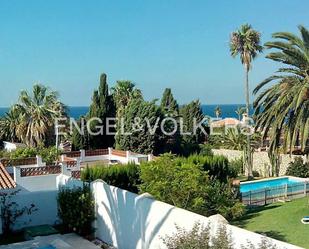 Vista exterior de Casa o xalet en venda en Conil de la Frontera amb Aire condicionat, Terrassa i Piscina