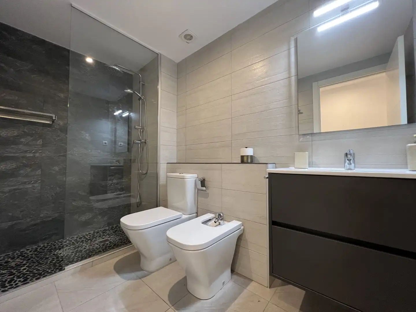 Badezimmer von Wohnung zum Verkauf in Tarragona mit Klimaanlage, Heizung und Möbliert