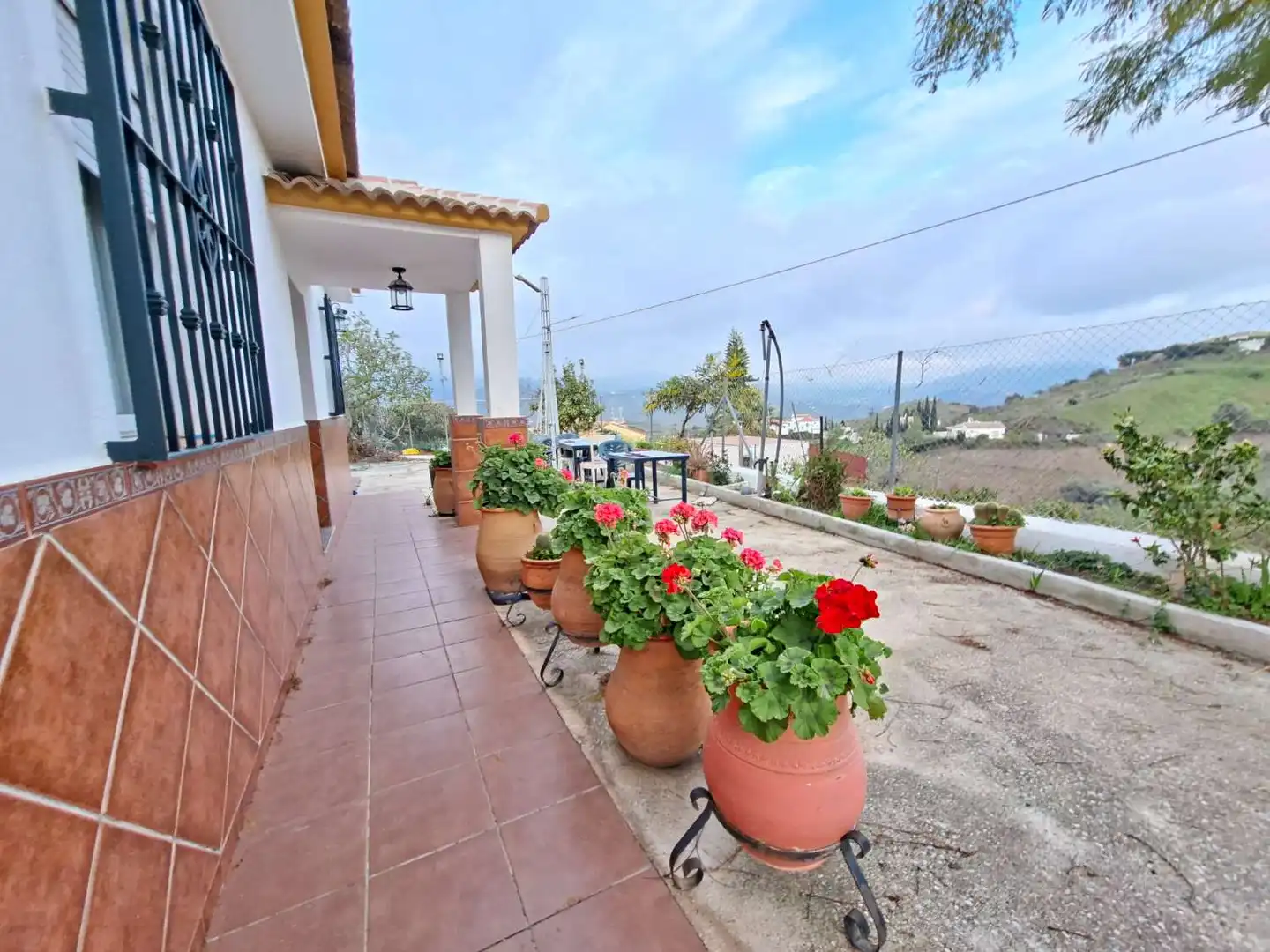 Vista exterior de Casa o xalet en venda en Viñuela amb Terrassa, Piscina i Moblat