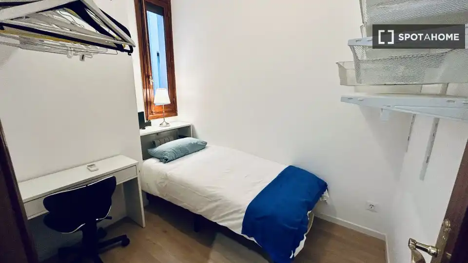 Dormitori de Apartament per a compartir en Madrid amb Aire condicionat, Calefacció i Terrassa
