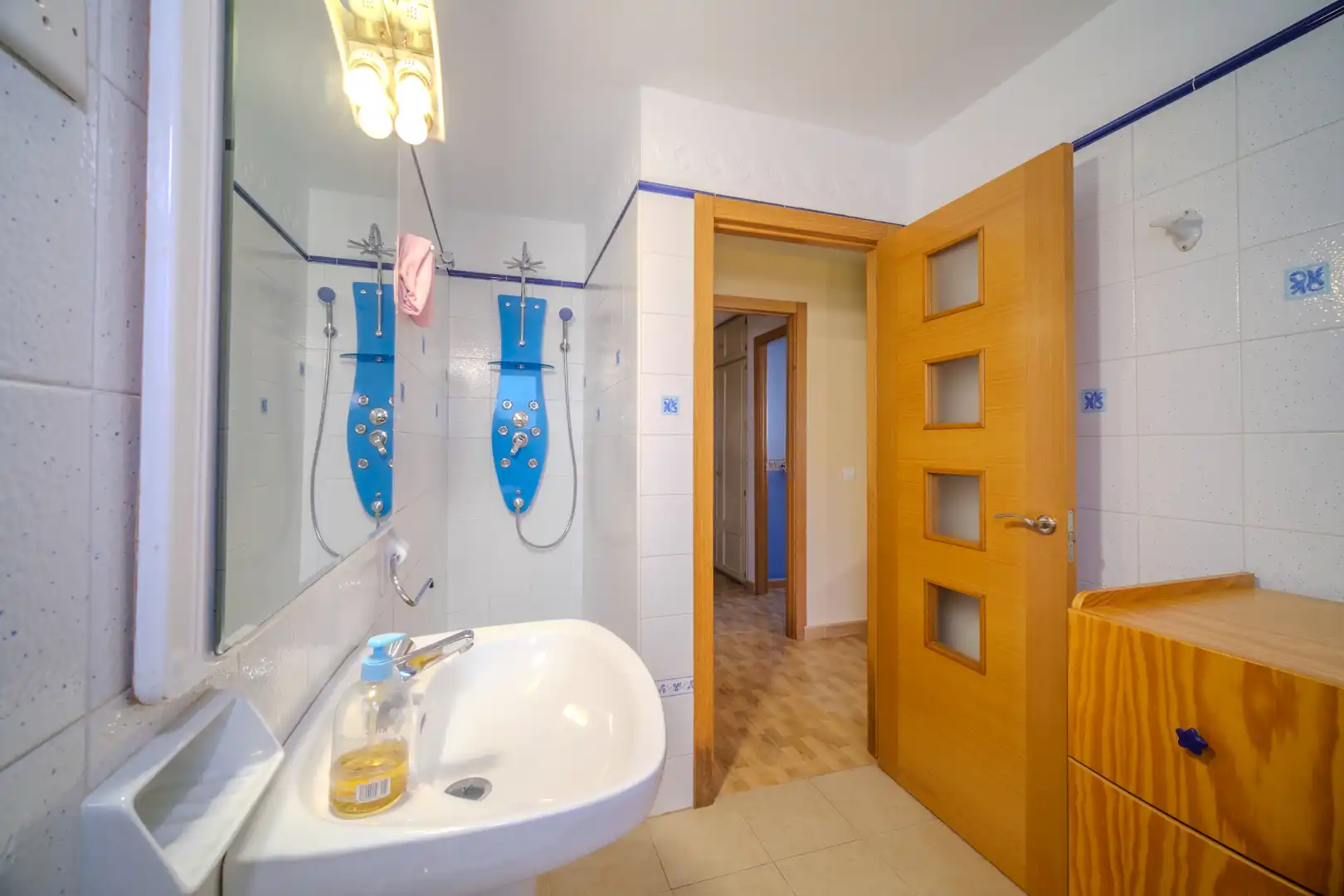 Bany de Casa o xalet en venda en Montequinto amb Jardí privat, Terrassa i Moblat