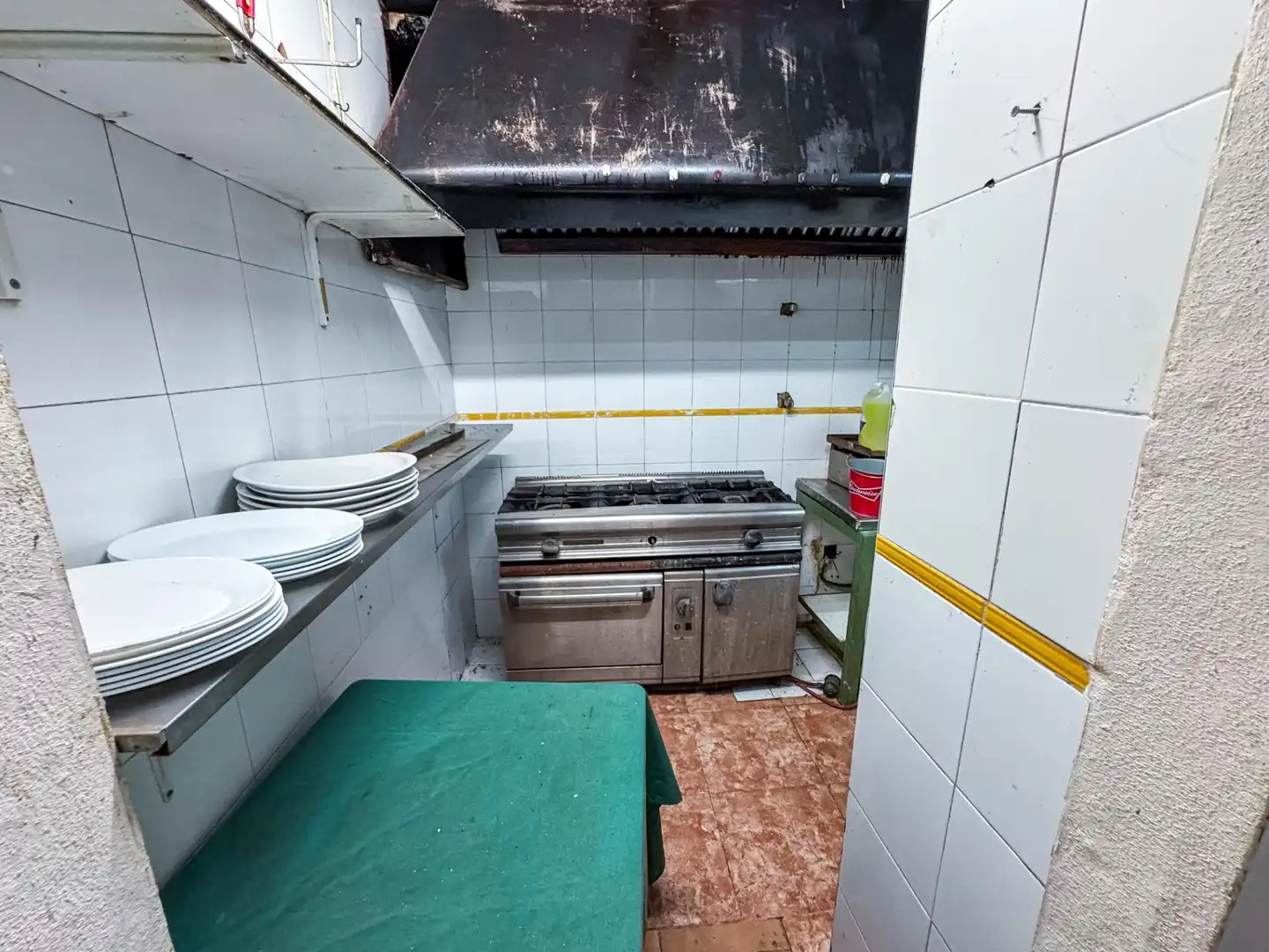Cuina de Local en venda en Torrevieja amb Aire condicionat, Terrassa i Moblat