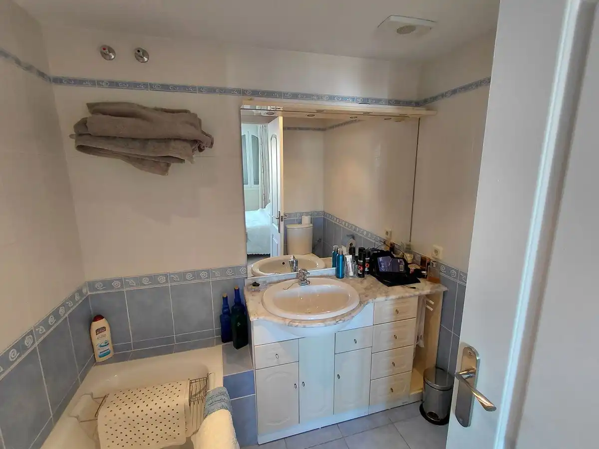 Baño de Ático en venta en Marbella con Terraza, Trastero y Piscina