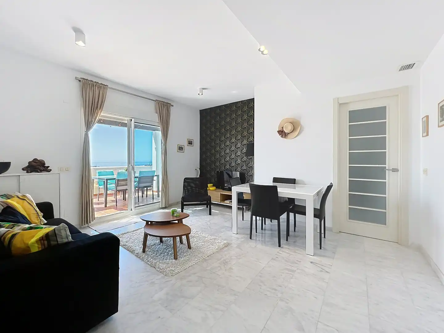 Sala de estar de Ático en venta en Estepona con Aire acondicionado, Terraza y Piscina
