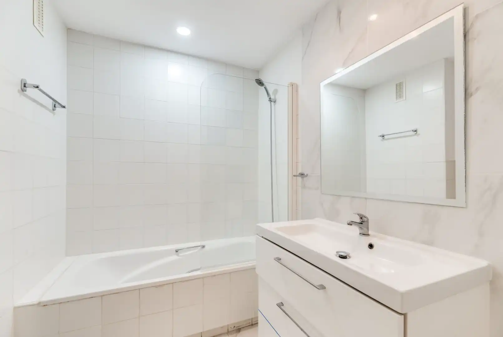 Baño de Apartamento en venta en Estepona con Aire acondicionado, Calefacción y Terraza