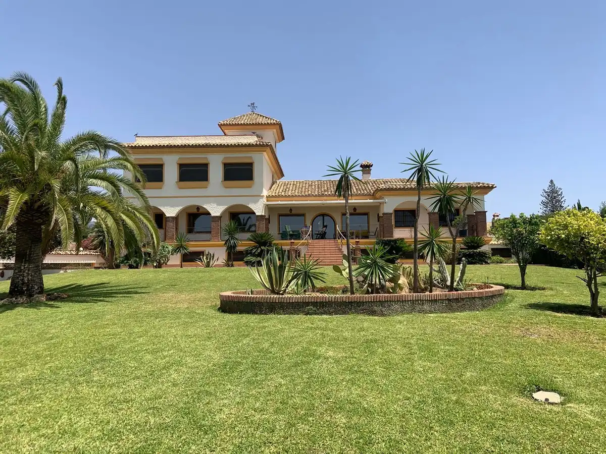 Vista exterior de Casa o xalet de lloguer en Marbella amb Aire condicionat, Jardí privat i Terrassa