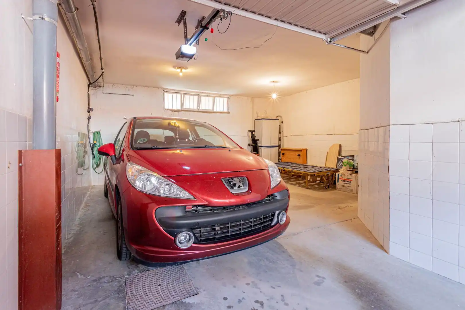 Parking de Casa adosada en venta en Tres Cantos con Calefacción, Jardín privado y Terraza