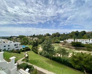 Vista exterior de Àtic de lloguer en Benahavís amb Aire condicionat, Calefacció i Terrassa