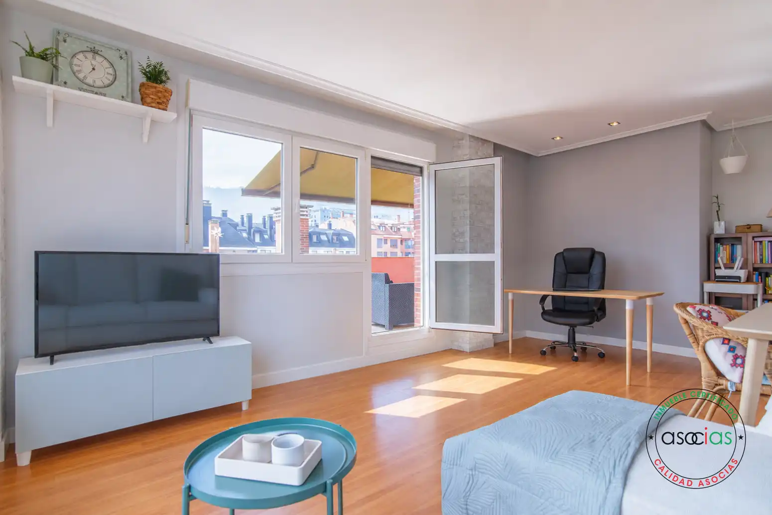 Sala d'estar de Àtic en venda en Oviedo  amb Calefacció, Jardí privat i Parquet