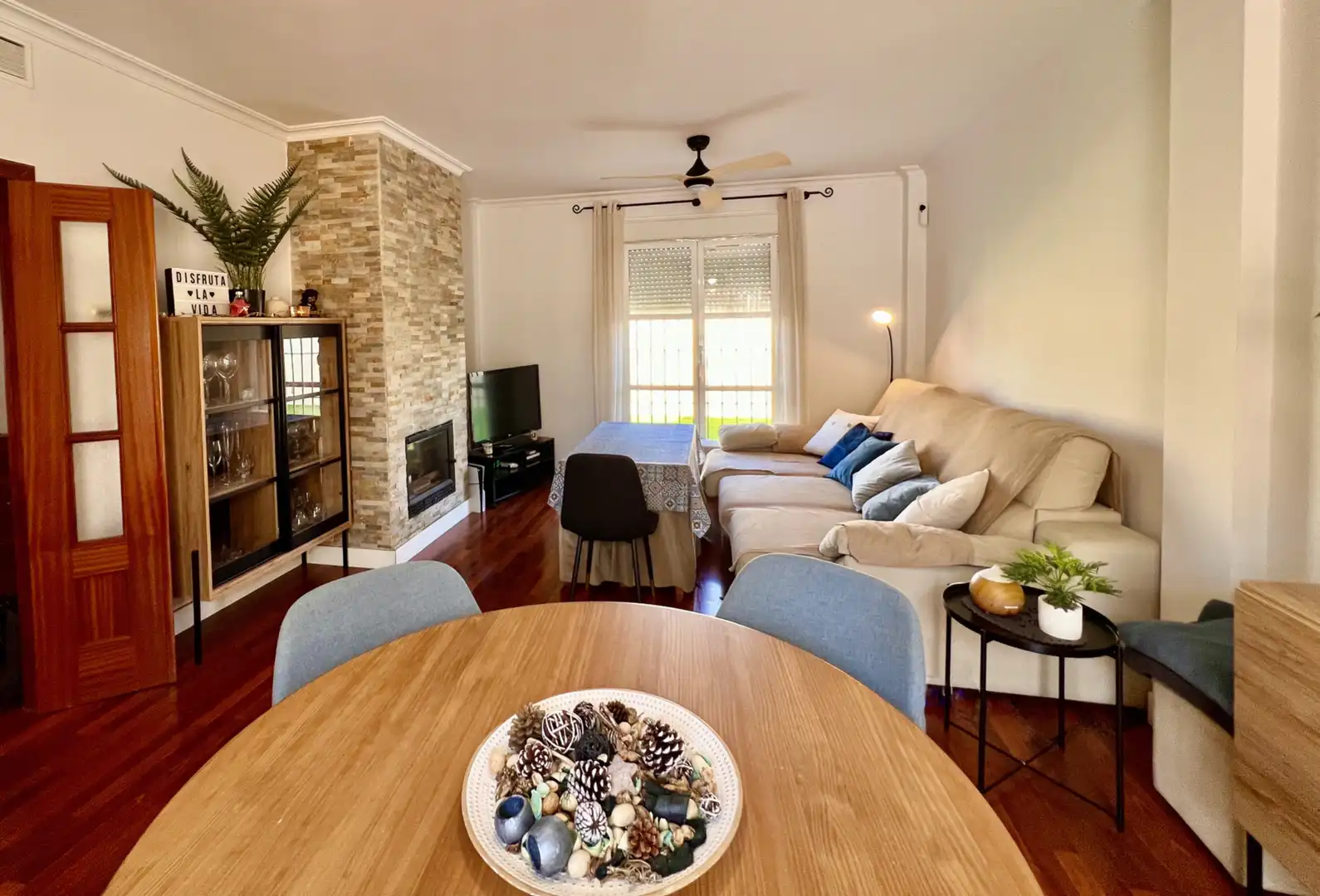 Sala de estar de Casa o chalet en venta en Espartinas con Aire acondicionado, Jardín privado y Terraza
