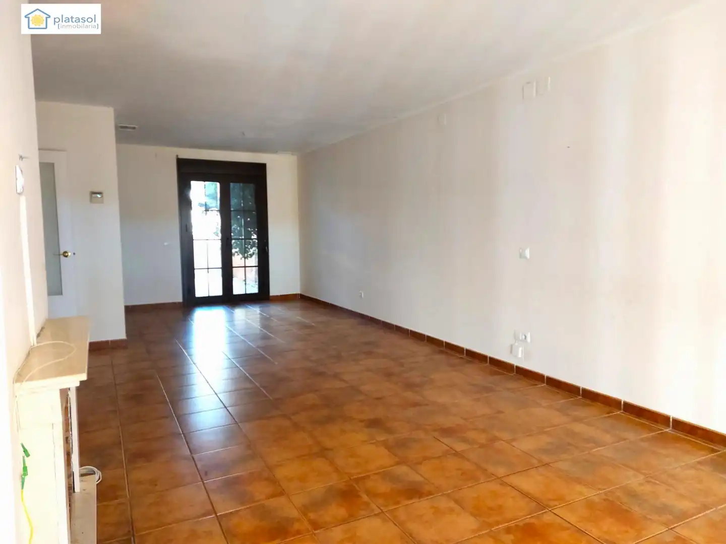 Sala d'estar de Casa adosada en venda en Guillena amb Aire condicionat, Calefacció i Jardí privat