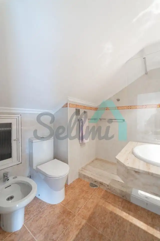 Bathroom of Flat for rent in Oviedo   with Heating, Parquet flooring and Furnished