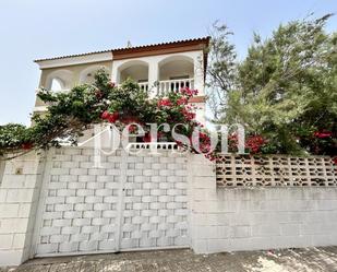 Vista exterior de Casa adosada en venda en Sueca amb Jardí privat, Terrassa i Piscina