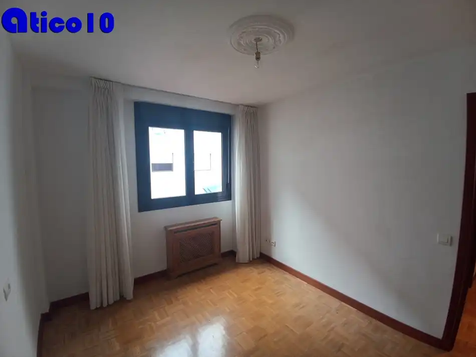 Flat for sale in Calle Doctor Antonio Bascarán Asúnsolo, Cerdeño - El Palais - Mercadín
