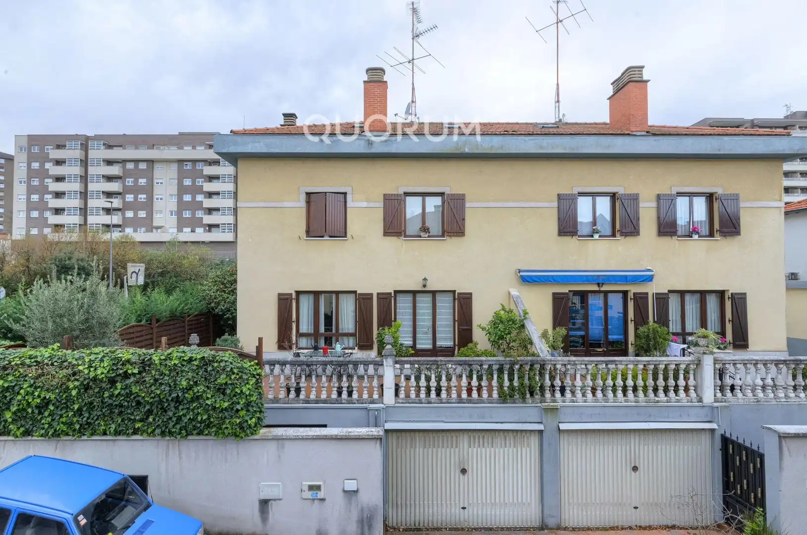 Vista exterior de Casa adosada en venta en Basauri  con Calefacción, Jardín privado y Terraza