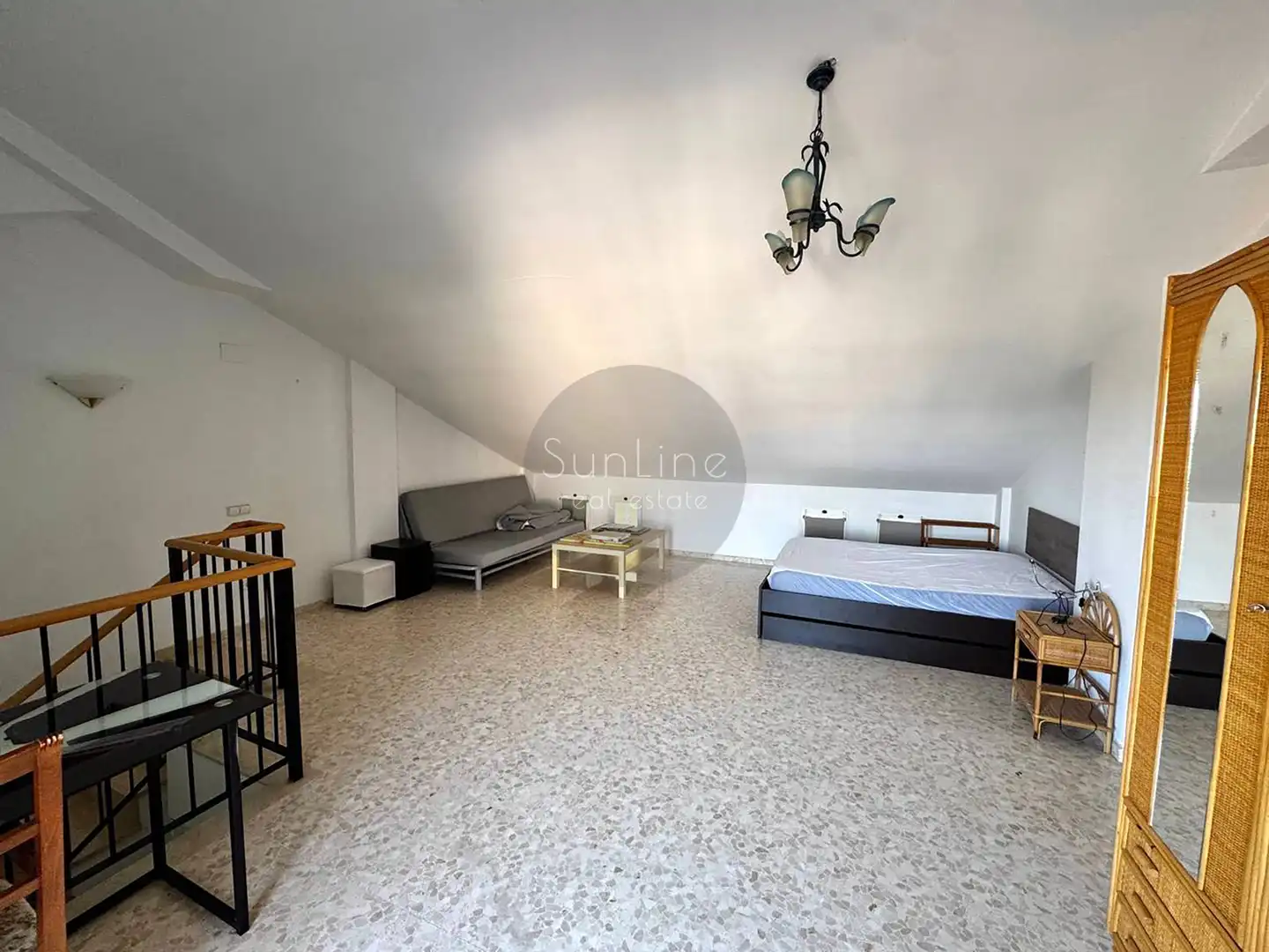 Einfamilien-Reihenhaus zur Miete in Moncada mit Klimaanlage, Privatgarten und Terrasse