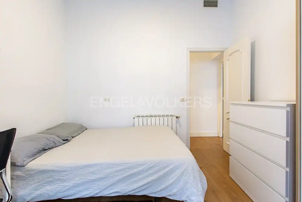 Schlafzimmer von Wohnung zur Miete in Madrid mit Klimaanlage, Heizung und Möbliert