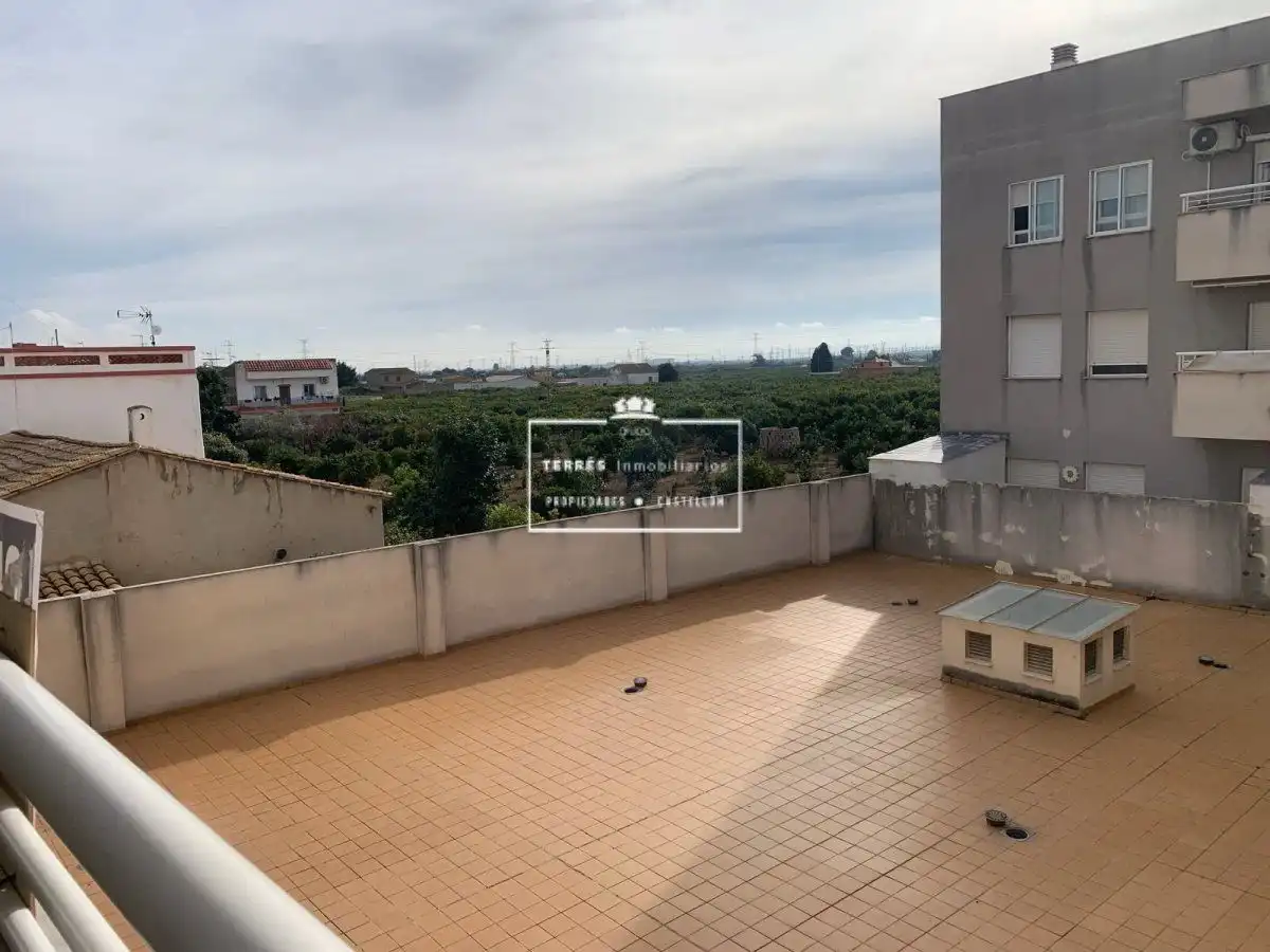 Terraza de Piso en venta en Castellón de la Plana / Castelló de la Plana con Terraza, Trastero y Balcón