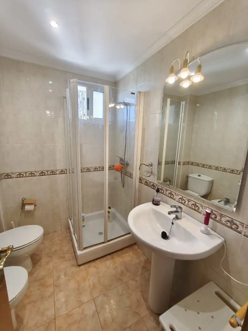 Badezimmer von Wohnung zur Miete in Sevilla mit Klimaanlage, Heizung und Terrasse