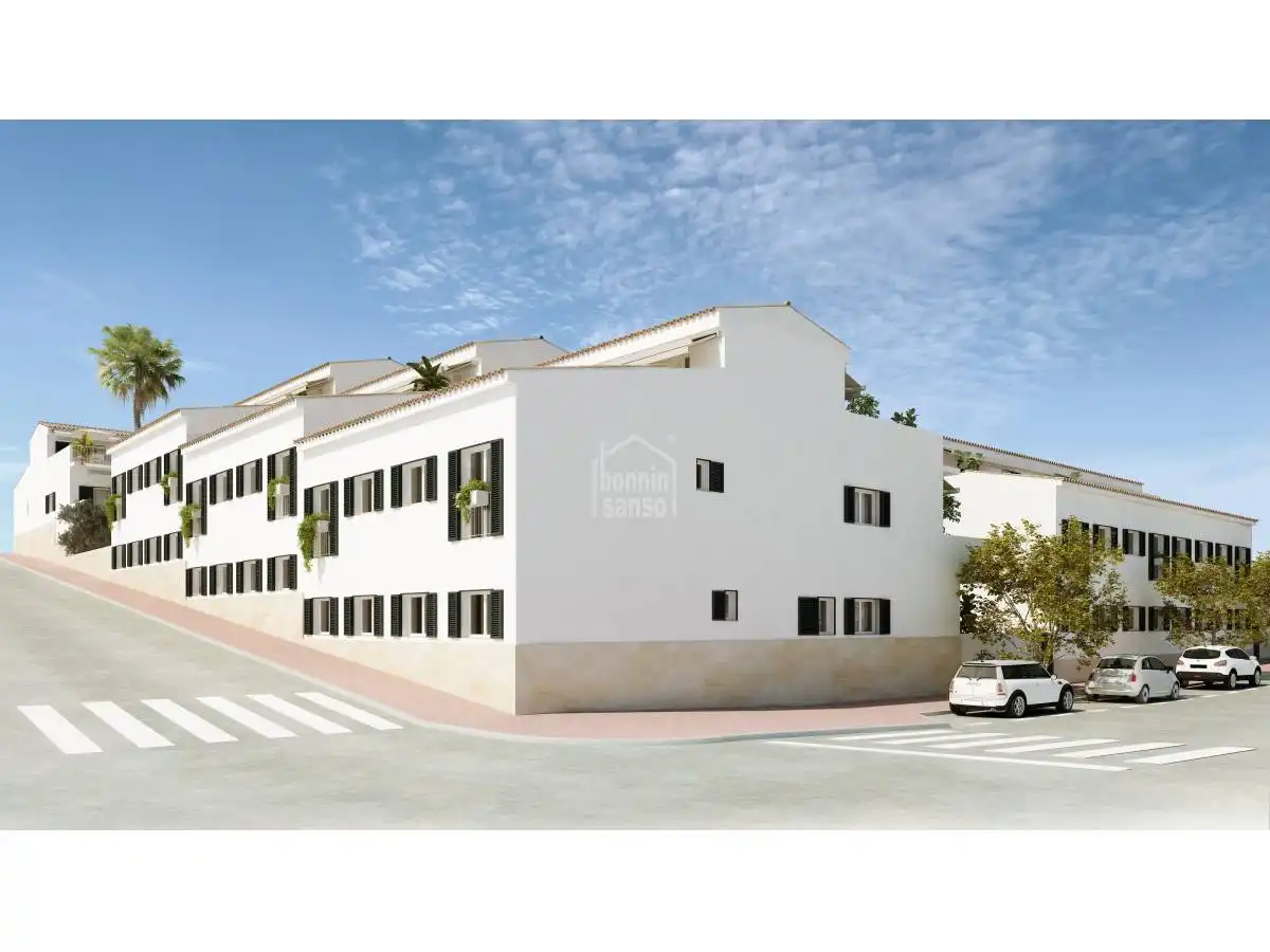 Vista exterior de Apartament en venda en Es Mercadal amb Jardí privat, Terrassa i Piscina