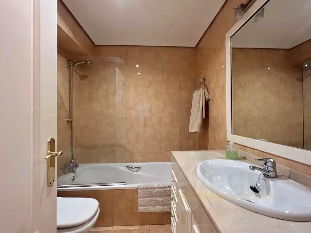 Bany de Casa o xalet en venda en Galapagar amb Aire condicionat, Jardí privat i Piscina