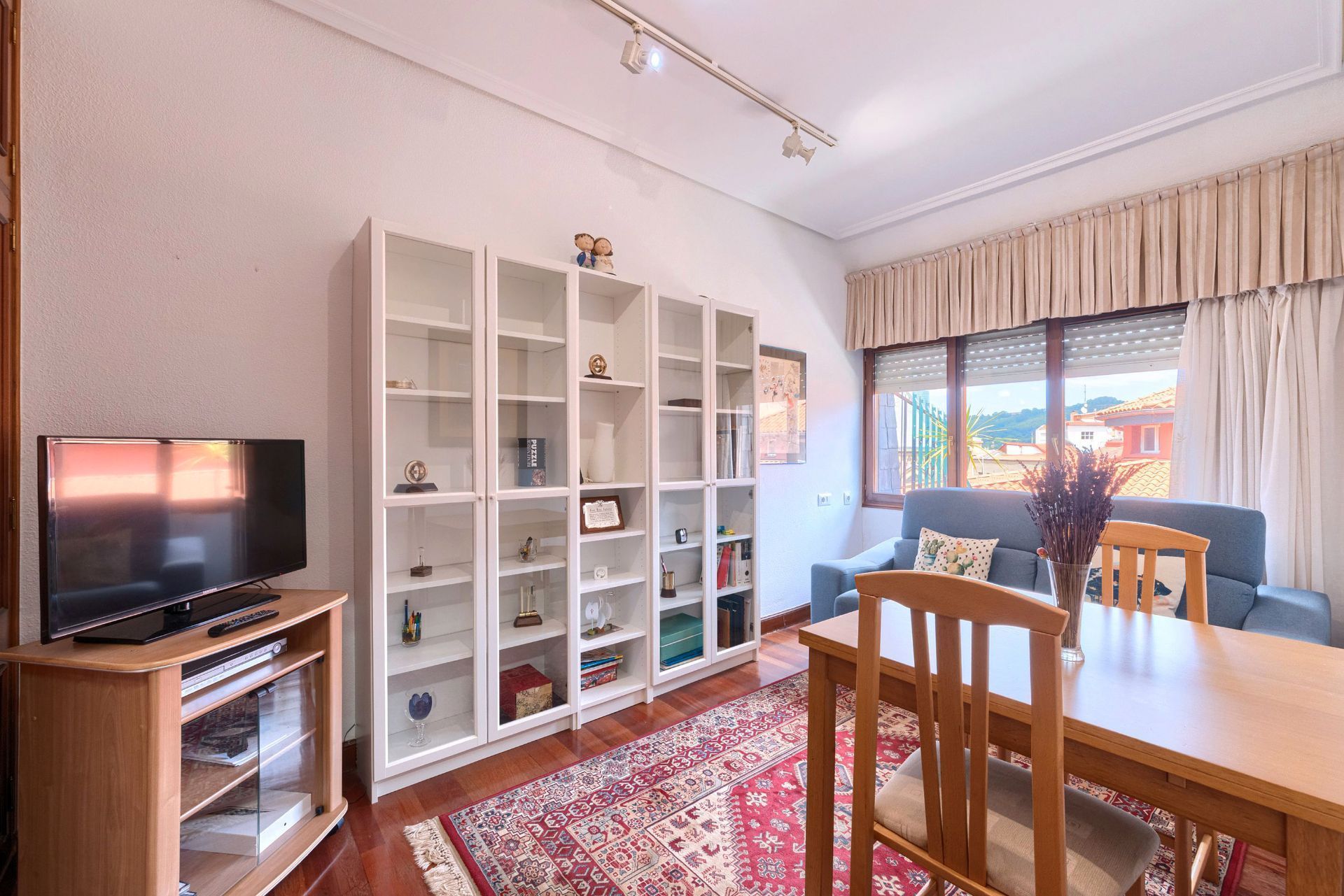 Sala d'estar de Pis en venda en Bilbao  amb Calefacció, Traster i Moblat