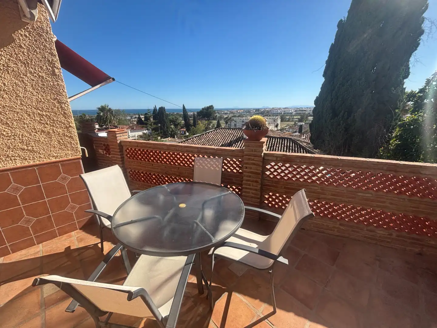 Terrasse von Einfamilien-Reihenhaus zum Verkauf in Marbella mit Klimaanlage, Terrasse und Möbliert