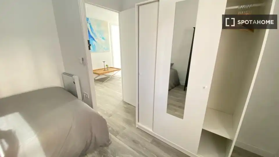 Bedroom of Flat for share in Madrid  with Air Conditioner, Terrace and Furnished