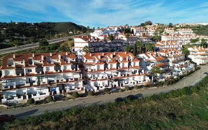 Vista exterior de Apartament en venda en Manilva amb Aire condicionat, Terrassa i Piscina