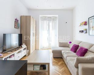 Sala d'estar de Apartament en venda en  Madrid Capital amb Aire condicionat i Balcó