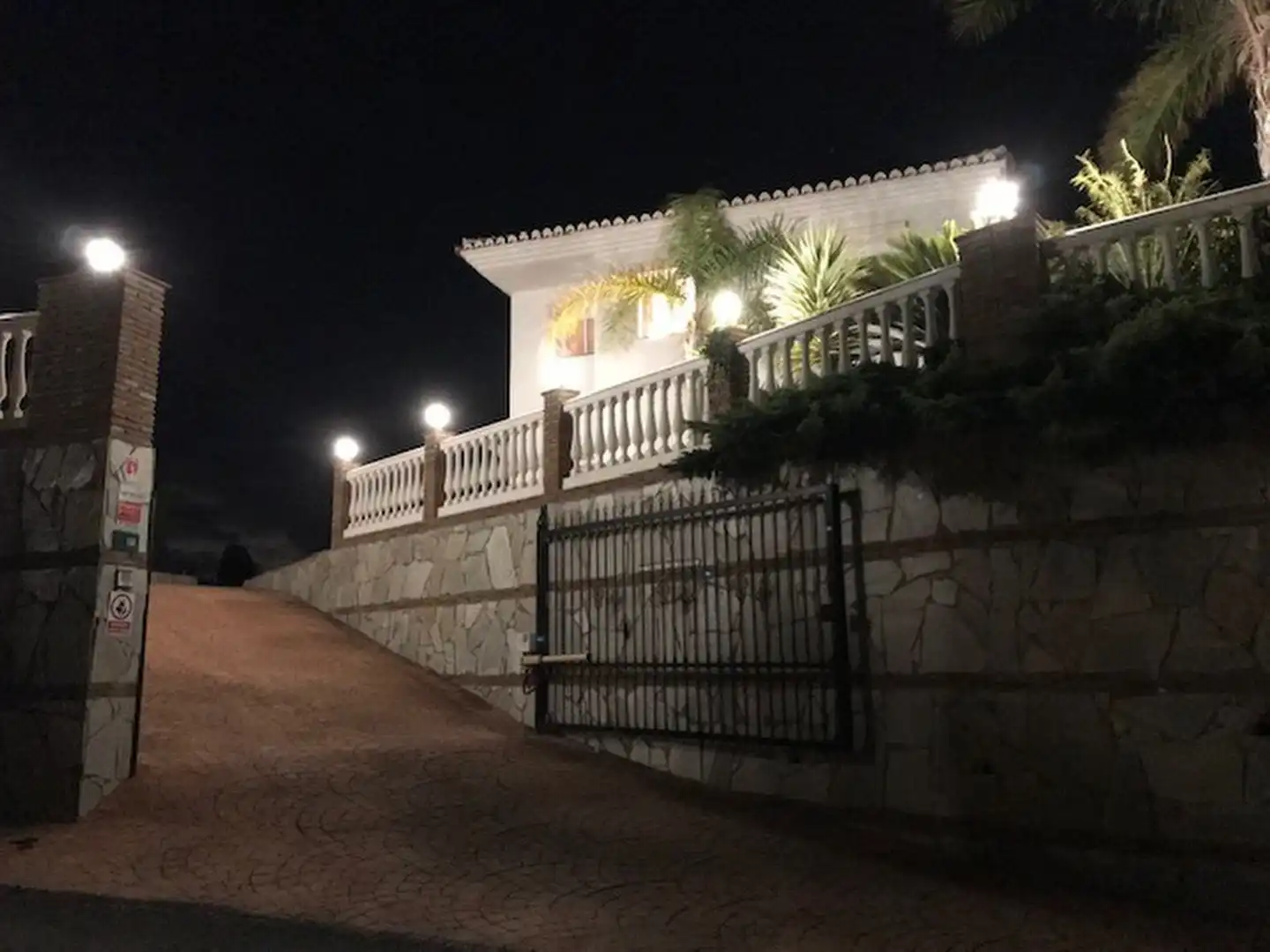 Außenansicht von Einfamilien-Reihenhaus zum Verkauf in Mijas mit Klimaanlage, Terrasse und Abstellraum