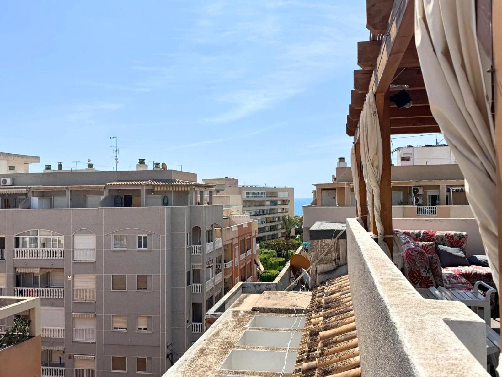 Vista exterior de Àtic en venda en Torrevieja amb Aire condicionat i Terrassa