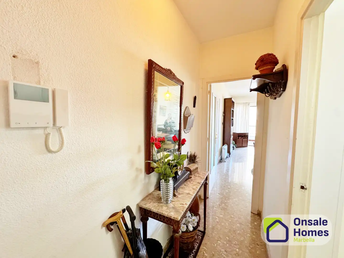 Wohnung zum Verkauf in Marbella mit Terrasse, Balkon und Gemeinschaftspool
