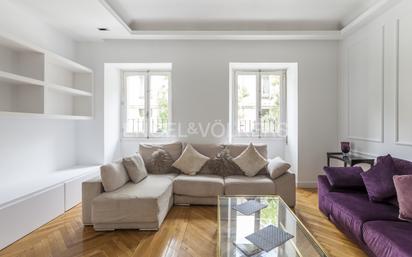 Sala d'estar de Apartament en venda en  Madrid Capital amb Aire condicionat, Calefacció i Parquet