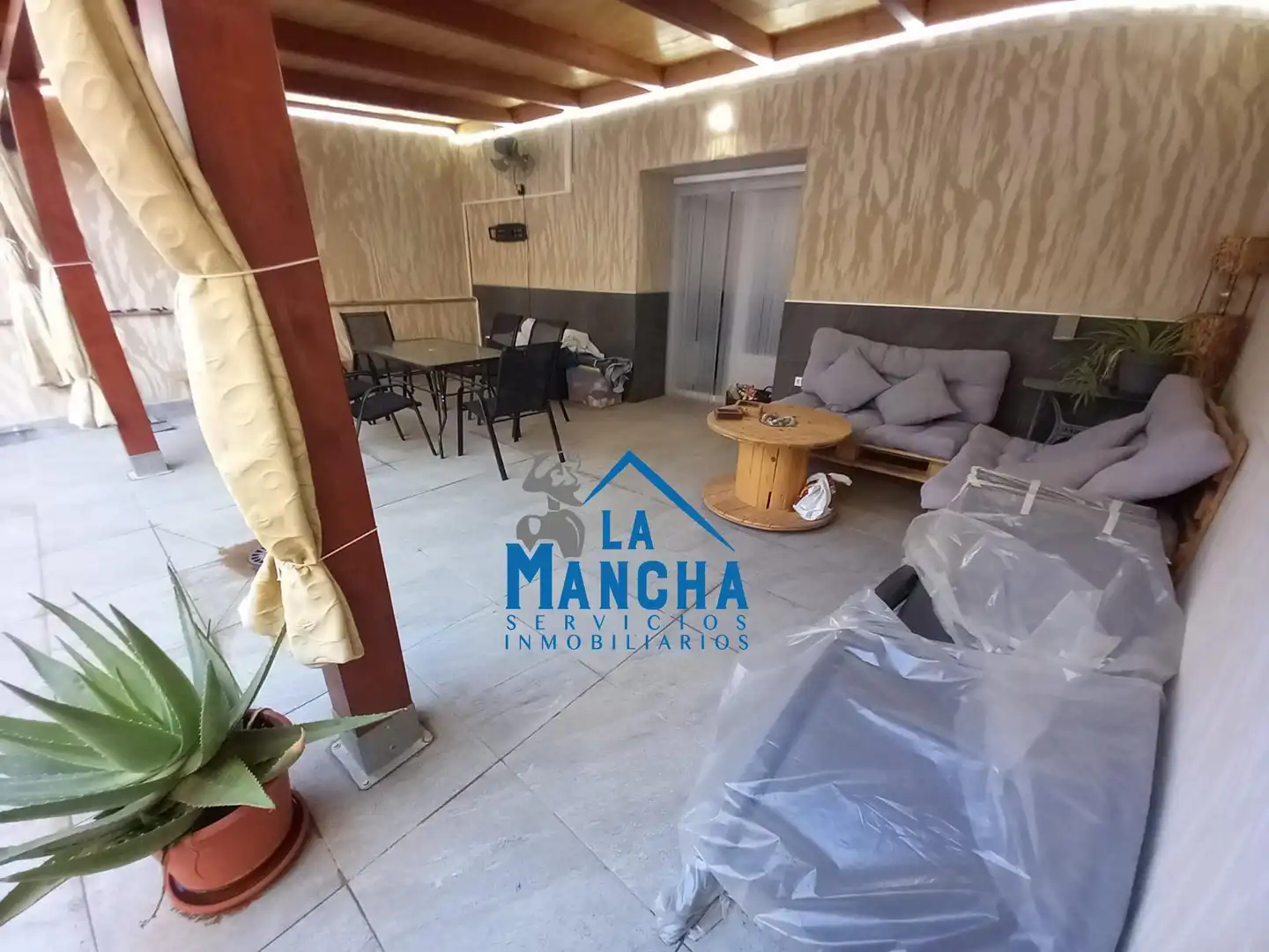 Terrassa de Casa o xalet en venda en Madrigueras amb Piscina i Moblat