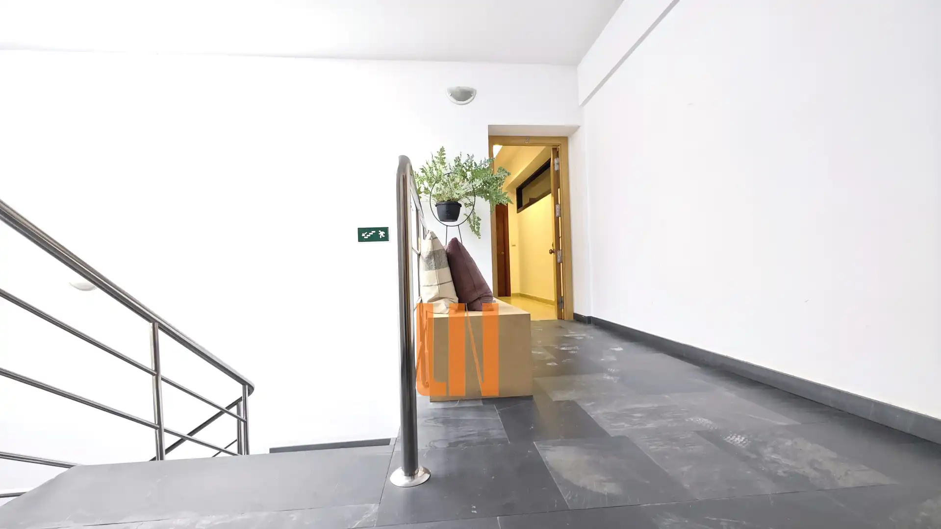 Oficina de alquiler en A Coruña Capital  con Calefacción, Amueblado y Internet
