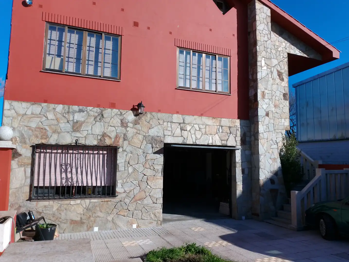 Vista exterior de Casa o xalet en venda en Ribeira amb Calefacció, Jardí privat i Parquet