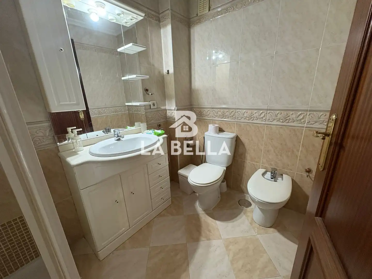 Bany de Pis en venda en Sevilla amb Moblat i Balcó