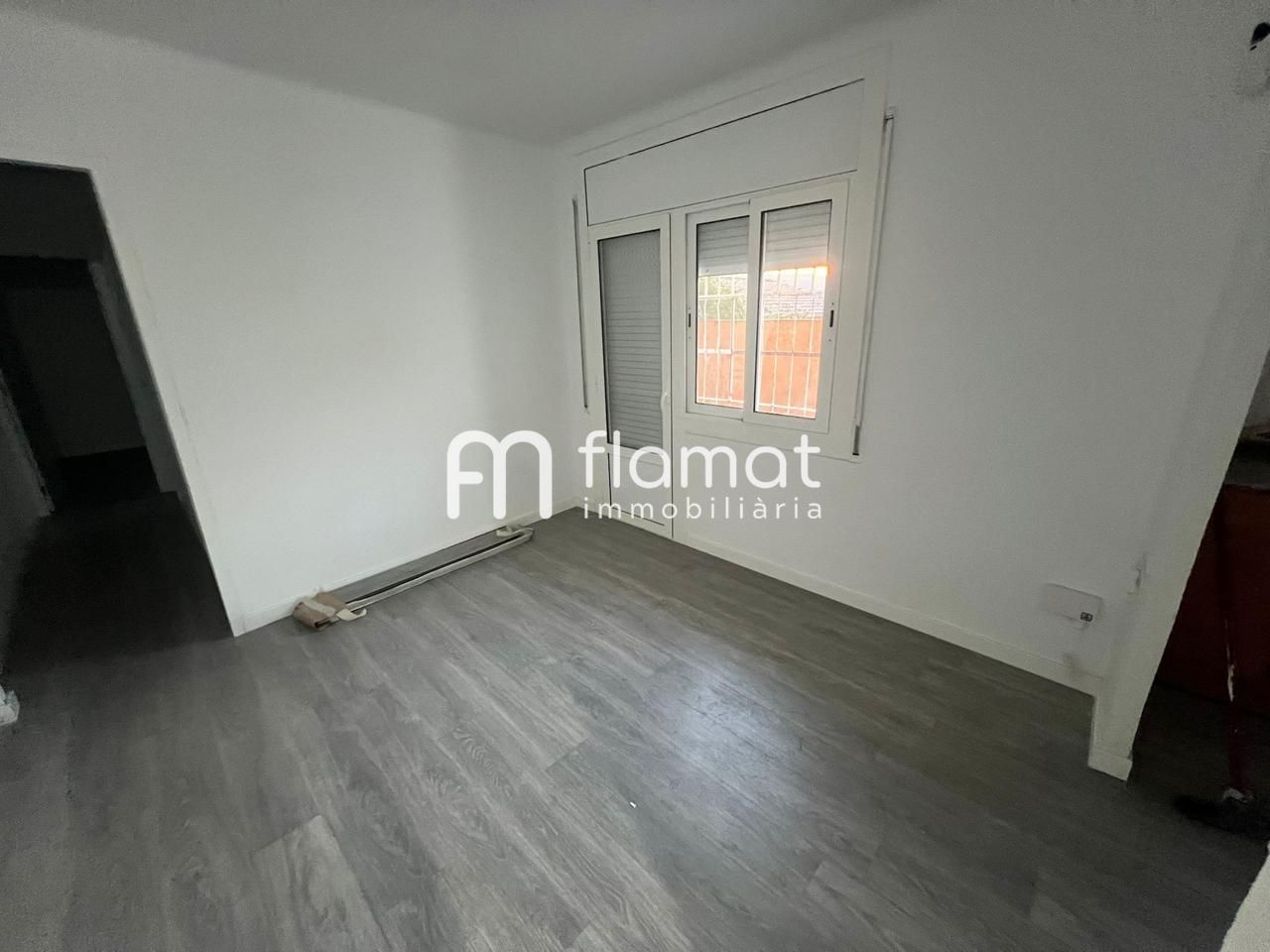Habitación de Planta baja en venta en Santa Coloma de Gramenet con Balcón