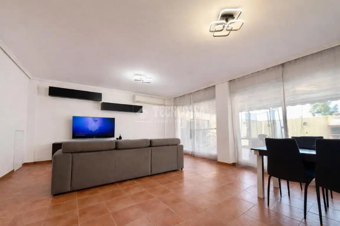 Sala de estar de Casa adosada en venta en Illescas con Aire acondicionado, Calefacción y Terraza