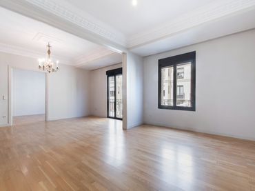Flat with balcony to rent in Calle de Ferraz 31