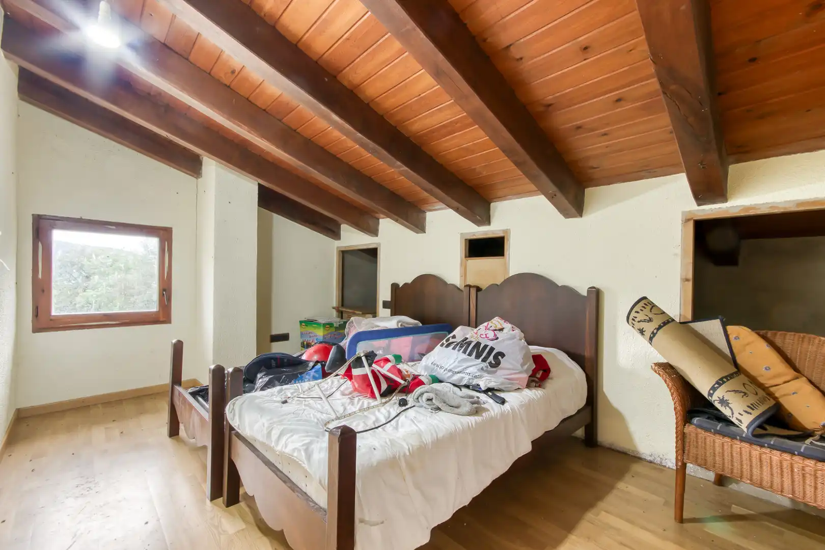Schlafzimmer von Country house zum Verkauf in Sant Joan Les Fonts mit Klimaanlage, Heizung und Privatgarten