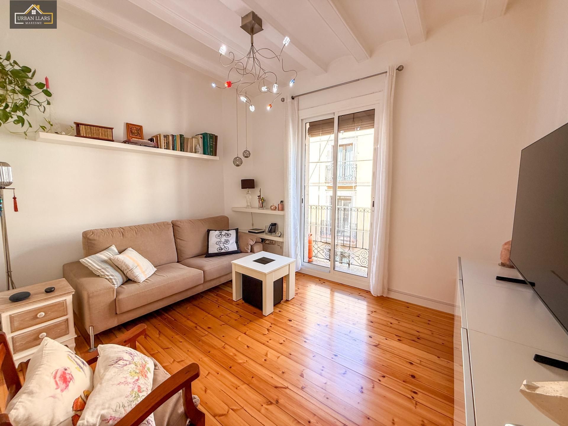 Sala de estar de Piso en venta en  Barcelona Capital con Parquet y Balcón