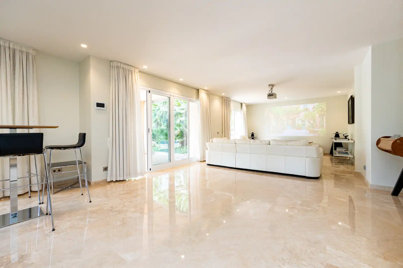 Sala d'estar de Casa o xalet en venda en Marbella amb Aire condicionat, Jardí privat i Terrassa
