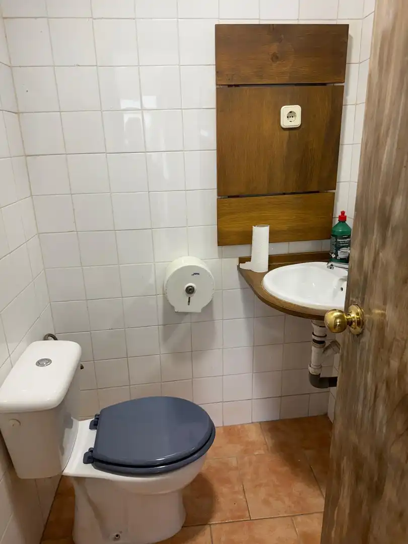 Badezimmer von Geschaftsraum zur Miete in San Fernando