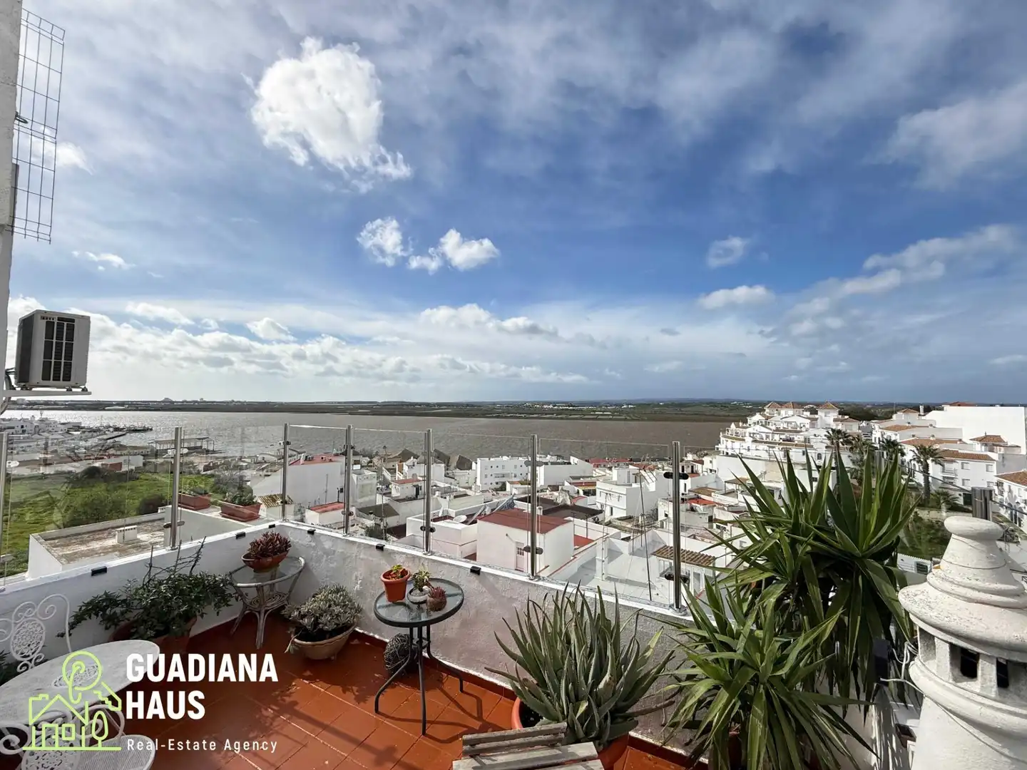 Vista exterior de Casa adosada en venda en Ayamonte amb Aire condicionat, Calefacció i Terrassa