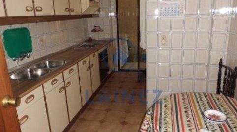 Piso situado en un 1º y esta compuesto por: 4 dormitorios, 2 baños, cocina equipada, 1 salón comedor, 2 aires acondicionados uno e